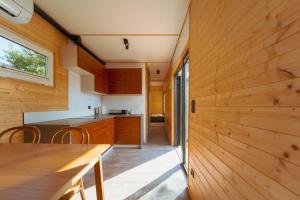 eine Küche und ein Esszimmer mit Holzvertäfelung in der Unterkunft Arche Siedlisko Gorodczyno in Narew