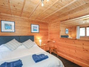 Postel nebo postele na pokoji v ubytování Heligan