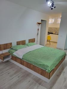 1 dormitorio con 1 cama grande en una habitación en ApartHotel Dominic Residence, en Alba Iulia