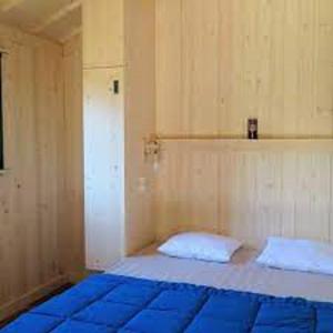 Posteľ alebo postele v izbe v ubytovaní Camping le Moulin de David -Gaugeac Monpazier 24540 - Cabane -Mobil-home 3 et 2 chambres