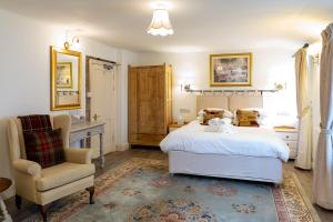 Schlafzimmer mit einem Bett, einem Schreibtisch und einem Stuhl in der Unterkunft The Abbey Hotel & Apartments in Bury Saint Edmunds