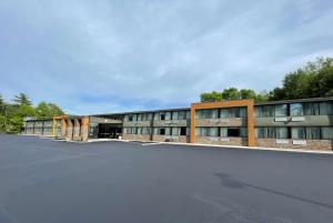 un parcheggio vuoto di fronte a un edificio di Wingate by Wyndham Lake George a Lake George