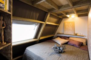 een slaapkamer met een bed en een raam bij Mobile Homes Camping Santa Marina, Lanterna in Poreč