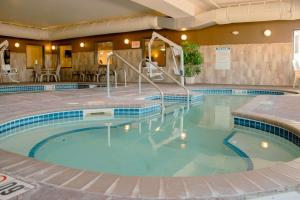una gran piscina en una habitación de hotel con un hotel en Expressway Suites of Grand Forks, en Grand Forks