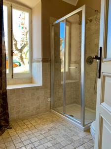 y baño con ducha y puerta de cristal. en CERNAIA ROOM en La Spezia