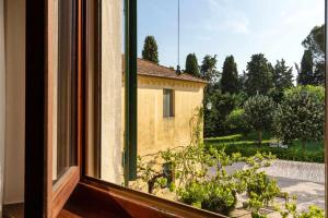 a window with a view of a building at R22 - Casa Geranio: delizioso appartamentino in Marcelli