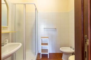 a bathroom with a shower and a toilet and a sink at R22 - Casa Geranio: delizioso appartamentino in Marcelli +37 photos