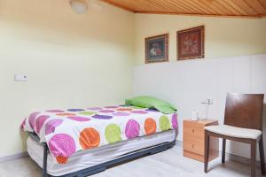 1 dormitorio con 1 cama, 1 mesa y 1 silla en Apartament Tremp, en Tremp