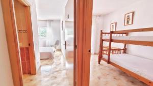 Posteľ alebo postele v izbe v ubytovaní VACAY Villa Mateua, a paso de playa, en Costa Brava, L'Escala!