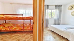 Posteľ alebo postele v izbe v ubytovaní VACAY Villa Mateua, a paso de playa, en Costa Brava, L'Escala!