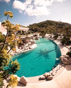 Utsikt över poolen vid Hacienda Na Xamena, Ibiza eller i närheten