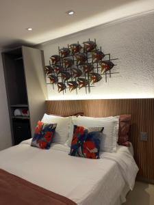 um quarto com uma cama com um lustre por cima em Pousada Del Mares em Fernando de Noronha