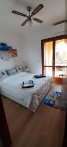 レトイアンニにあるPoggio del Soleのベッドルーム1室(大型ベッド1台、シーリングファン付)