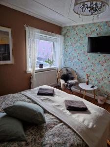 1 dormitorio con 1 cama con 2 almohadas en Guesthouse Hugo, en Sørvágur