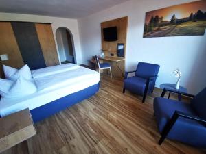Postel nebo postele na pokoji v ubytování Gasthof & Hotel Zur Post