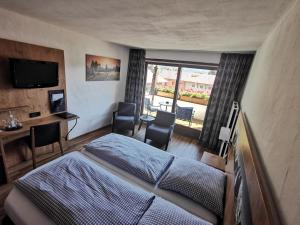TV a/nebo společenská místnost v ubytování Gasthof & Hotel Zur Post