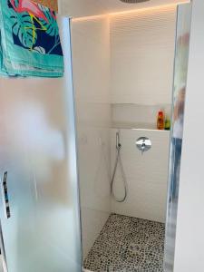 Bathroom sa Villa di Design con Giardino e Spa in Cittá
