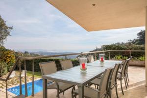 una mesa y sillas en el balcón de una casa en Hauzify I Villa Masclet, en Castillo de Aro