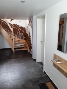 a hallway with a staircase in a house at Le gîte des Kritter in Stosswihr