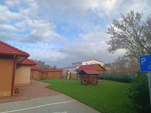 un parco con parco giochi con parco giochi di Strand Vendégház a Poroszló