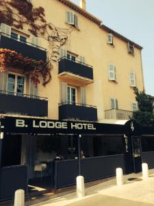 una señal de hotel frente a un edificio en Hotel B Lodge, en Saint-Tropez