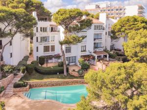 - une vue aérienne sur une maison avec une piscine dans l'établissement Apartamento Ferrera Park 103, à Cala d´Or