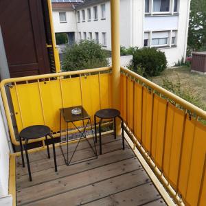 dwa krzesła i stół na balkonie w obiekcie City-ALL-IN-ONE Studio Paderborn w mieście Paderborn