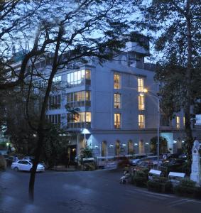 un edificio con luces encendidas en un aparcamiento en Hotel Diplomat, Colaba, en Bombay