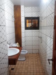 ein Bad mit einem Waschbecken und einem WC in der Unterkunft Arbre de Paix 40/1.1 in Douala