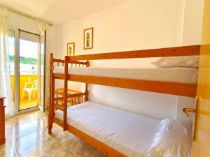 Posteľ alebo postele v izbe v ubytovaní VACAY Villa Mateua, a paso de playa, en Costa Brava, L'Escala!