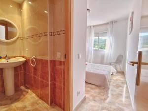 Kúpeľňa v ubytovaní VACAY Villa Mateua, a paso de playa, en Costa Brava, L'Escala!