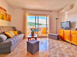 Televízia a/alebo spoločenská miestnosť v ubytovaní VACAY Villa Mateua, a paso de playa, en Costa Brava, L'Escala!