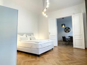 um quarto com uma cama e uma sala de jantar em Premium Apartment located at the famous Vienna Kutschkermarkt em Viena