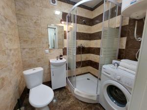 Koupelna v ubytování Стильні апартаменти Кравчука 10 LutskDoba + 9 fotografií
