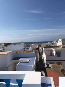 アシラにあるMedina houseの屋根から市街の景色を望む
