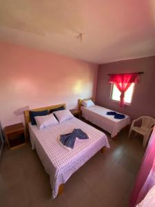sypialnia z 2 łóżkami i oknem w obiekcie Casa Ze & sonia w mieście Portela