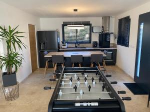 ein Wohnzimmer mit einem großen Tischfußball in der Unterkunft Luxury House Family’s in Carpentras