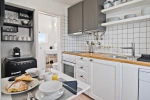 una cocina con una mesa con un plato de comida. en BmyGuest - Alfama 1 Apartment en Lisboa