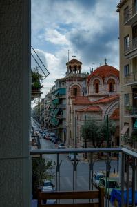 Una vista de una calle de la ciudad desde un balcón. en Beautiful 2bd apartment near historic center of Athens, en Atenas