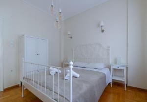 Habitación blanca con cama y cuna en Beautiful 2bd apartment near historic center of Athens, en Atenas
