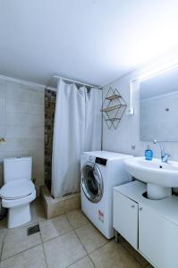 Un baño con lavadora y lavabo. en Beautiful 2bd apartment near historic center of Athens, en Atenas 24 fotos más