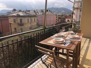 a table on a balcony with a view of a city at Bilocale Raggio di Sole a Rapallo in Rapallo