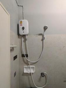 Ban Khok Moにあるบ้านพักทนายบ้านนอก 2のバスルーム(シャワー、シャワーヘッド付)