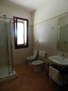 y baño con aseo, lavabo y ducha. en Baglio Olivastro, en Digerbato