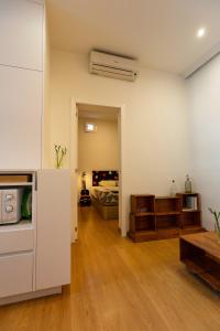 Zimmer mit einer Küche und einem Bett in einem Zimmer in der Unterkunft De El Retiro al cielo in Madrid