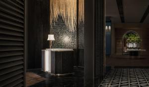 una hall con tavolo e lampada a muro di Suning Zhongshan Golf Resort a Nanjing