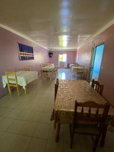 ein Esszimmer mit Tischen und Stühlen und ein Zimmer mit Tischen und Chairsktop in der Unterkunft Casa Ze & sonia in Portela