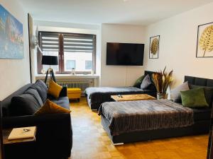 ein Wohnzimmer mit einem Sofa und einem Tisch in der Unterkunft Offline 51 City Apartments in Düsseldorf