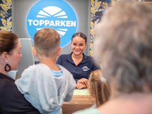 grupa ludzi siedzących przy stole w obiekcie TopParken - Recreatiepark Beekbergen w mieście Beekbergen