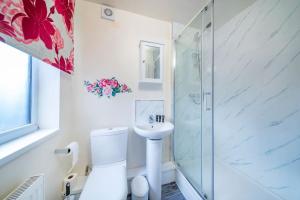 a bathroom with a shower and a toilet and a sink at *1va* ground floor apartment setup for your most amazing & relaxed stay + Free Parking + Free Fast WiFi * in Killingbeck